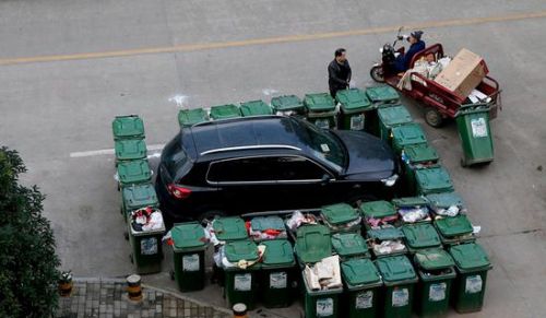 汽車被垃圾桶包圍是被惡搞還是得罪人了？