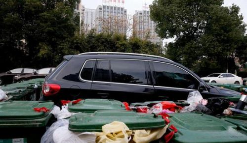 汽車被垃圾桶包圍是被惡搞還是得罪人了？